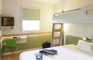 chambre en journée ibis budget Boulogne sur mer - Doble Chambre avec un lit double (et un lit superposé) - Dormitorio