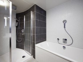 Salle de bain avec baignoire et douche - Suite Supérieure - Dormitorio