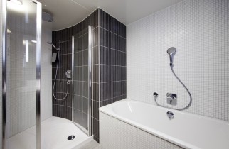 Salle de bain avec baignoire et douche - Suite Supérieure - Dormitorio