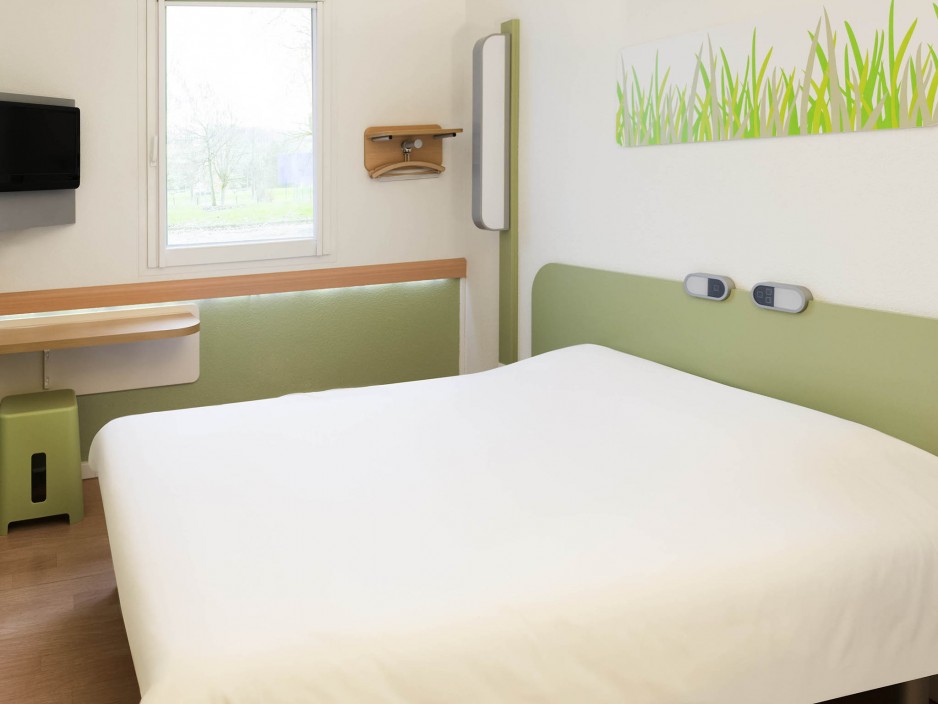 Bedroom Lons-le-Saunier chambre en journée ibis budget lons le saunier